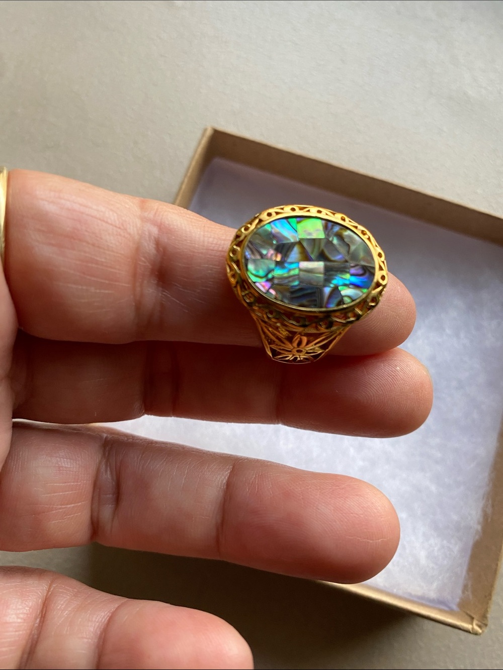 Vintage Gold  tone Filigree Ring with Iridescent Abalone Inlay